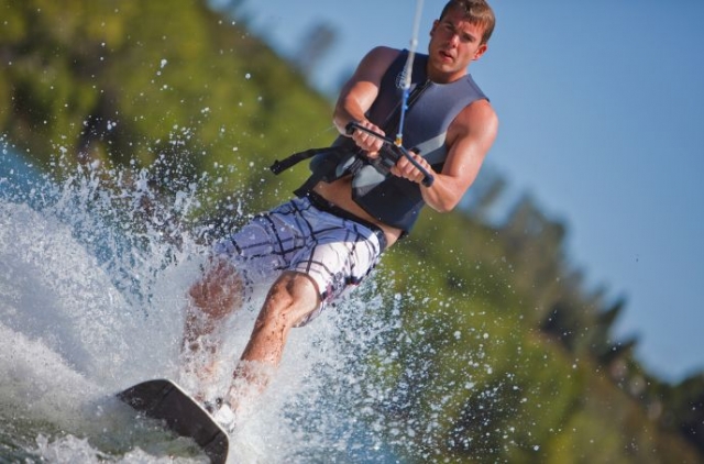  junger Mann beim Wakeboarden 
